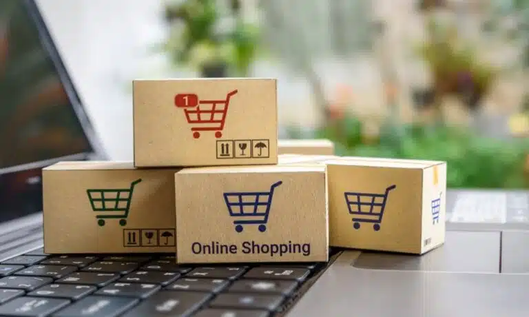 電子商務分七類:B2C、B2B、C2C、C2B、B2G、G2B、G2C。B2C注重快速消費品交付,B2B為傳統商業數位化,其他類型滿足不同交易需求,各有優勢與趨勢。